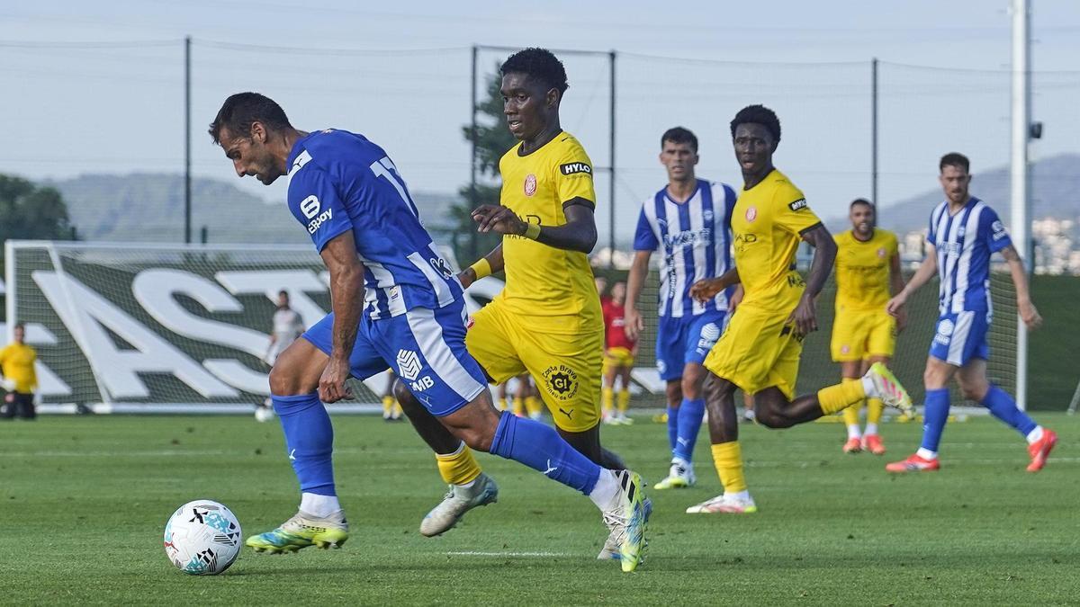 Asprilla persegueix Jony Otto, durant l'amistós del curs passat a la Massana