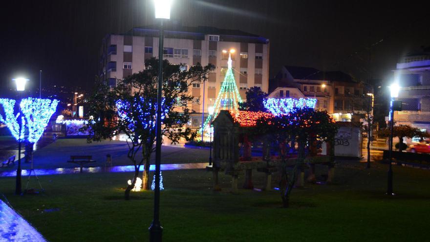 El Concello contrata las luces de Navidad para el casco urbano pero debe encontrar una empresa que ilumine el rural