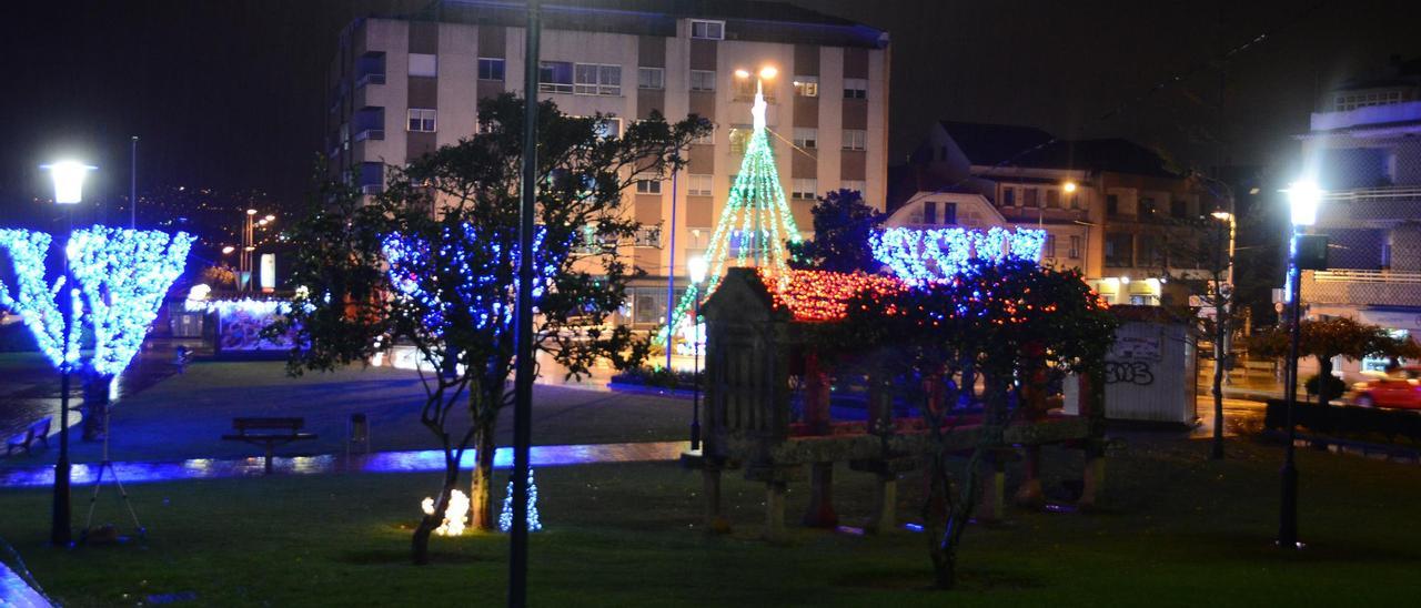 Los Xardíns do Concello iluminada de Navidad.