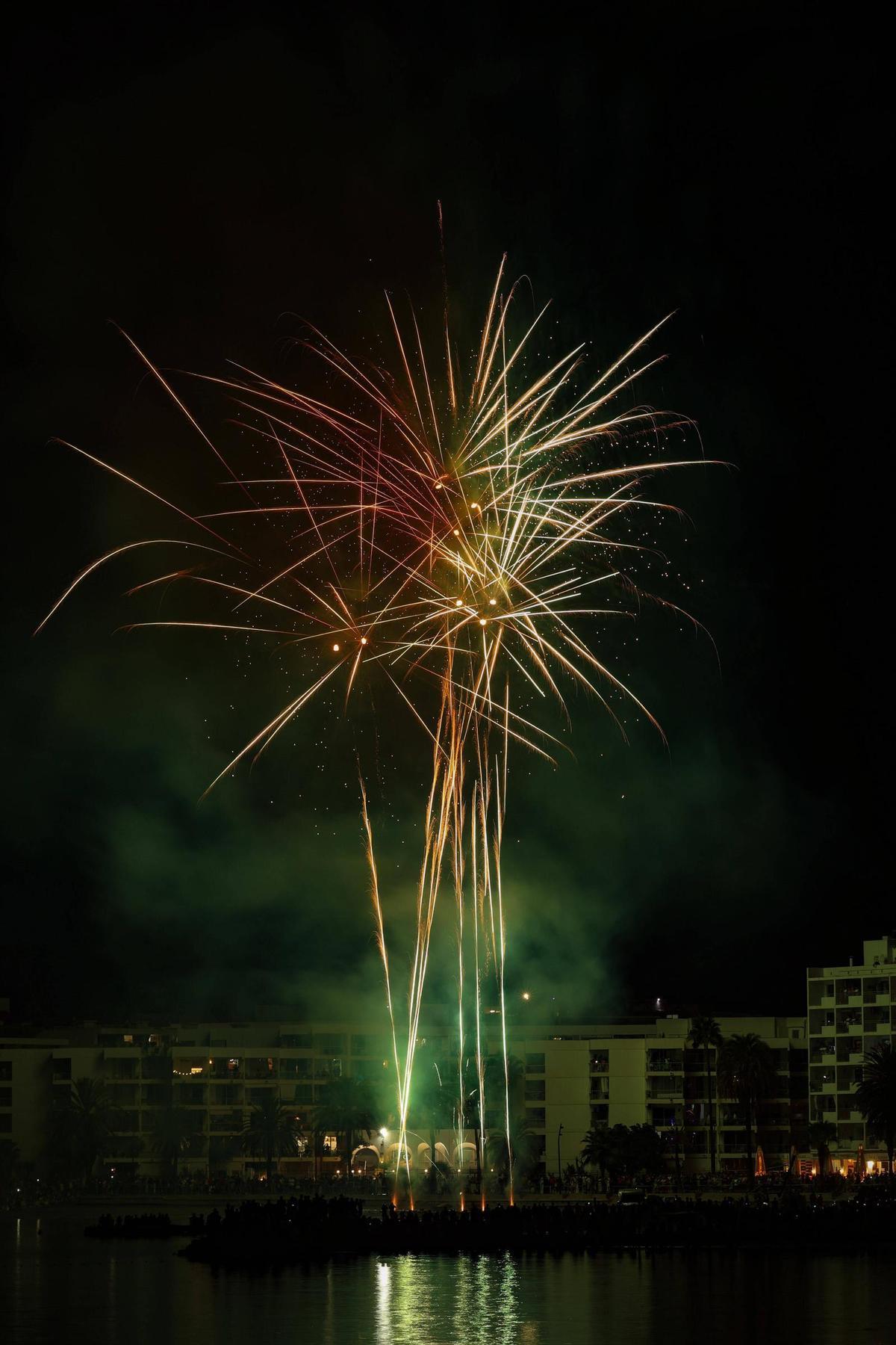 Mira aquí todas las fotos de los fuegos artificiales en ses Figueretes Mira aquí todas las fotos de los fuegos artificiales en ses Figueretes