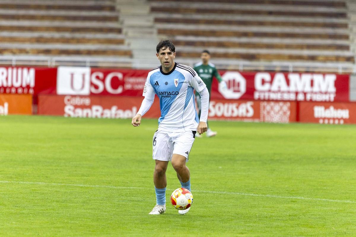 Damián Noya conduce el balón durante un partido de la SD Compostela.