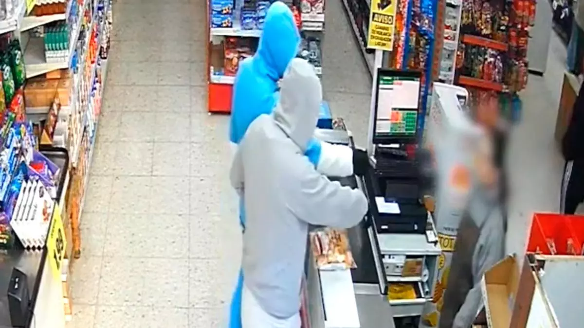 Dos hermanos detenidos en Mairena del Aljarafe tras sembrar el pánico en un supermercado con una pistola de fogueo