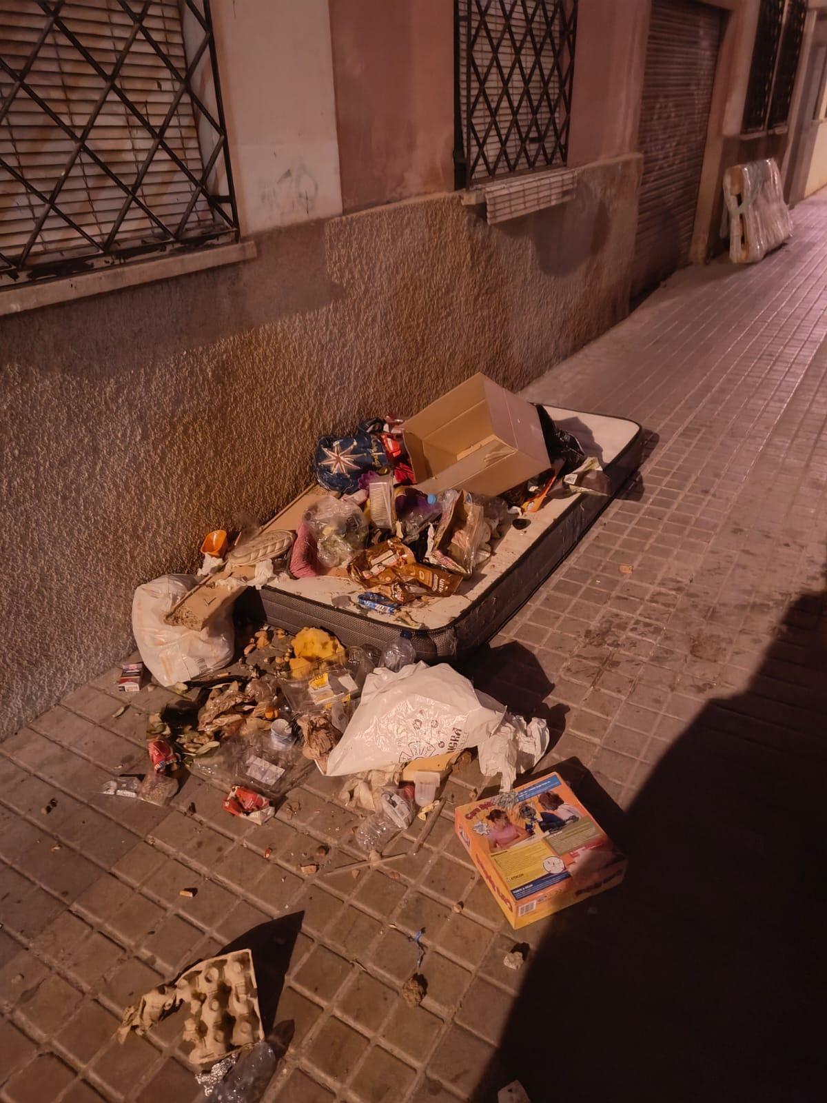 Basura en el entorno de la calle Picayo.