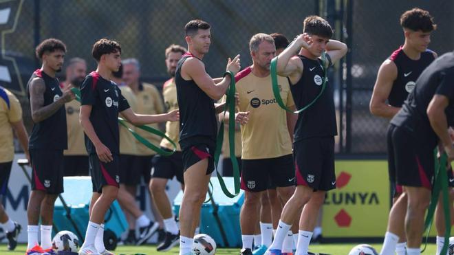 Flick, junto a sus jugadores en un entrenamiento