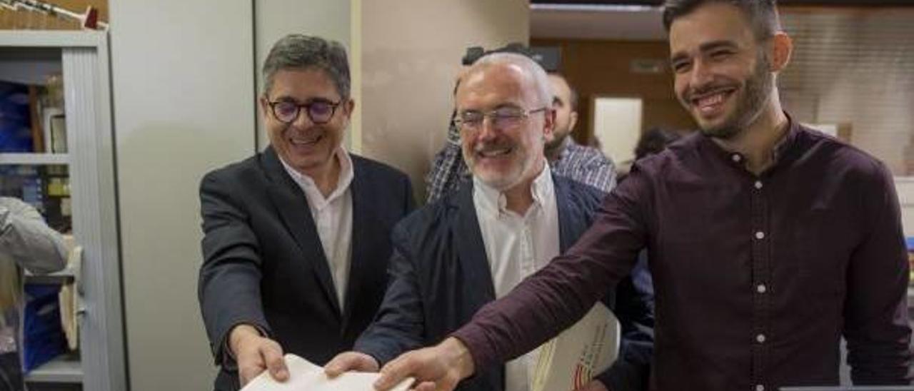 Alfred Boix (PSPV), Antonio Montiel (Podemos) y Fran Ferri (Compromís), con el texto de reforma.