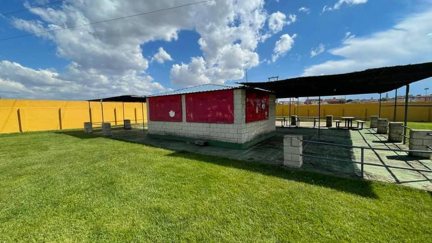 Instalaciones del bar de la piscina de verano de Toro