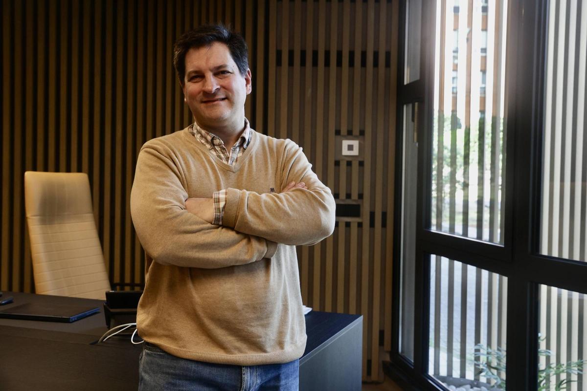 Esteban Gómez Suárez, en su despacho del Colegio de Enfermería, en Oviedo.