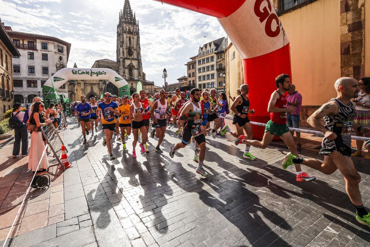 El azul tiñe el corazón de Oviedo con las camisetas de los 1.600 participantes en la carrera solidaria por el autismo El azul tiñe el corazón de Oviedo con las camisetas de los 1.600 participantes en la carrera solidaria por el autismo