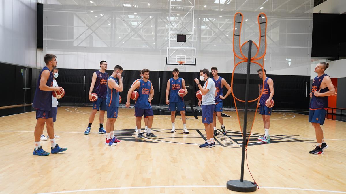 Primer entrenamiento de pretemporada del filial del Valencia Basket.