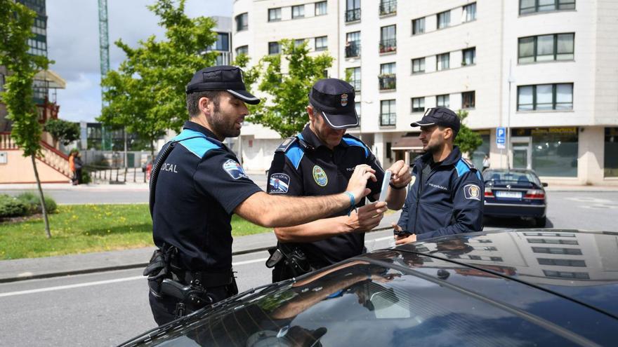 Agentes de la Policía Local durante un control de alcoholemia. |   // G. SANTOS