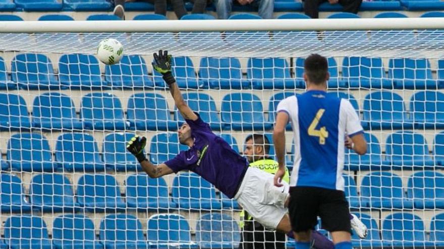 Chema encaja un gol del Prat