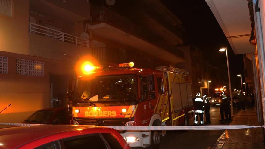 Evacuan dos edificios por un incendio en Orpesa con 4 personas atendidas por inhalar humo