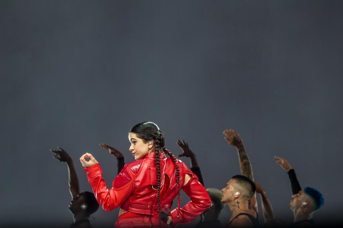 Rosalía durante el concierto de este martes en el WiZink Center, en Madrid, en el marco de su gira internacional 'Motomami'.