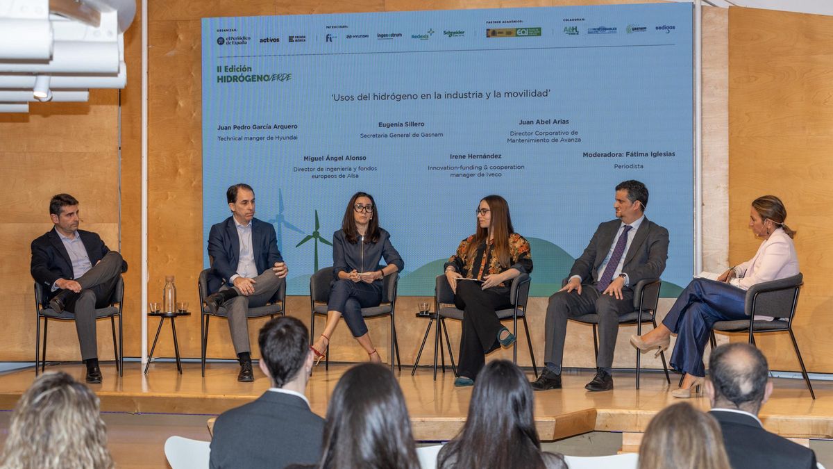 De izquierda a derecha, Juan Pedro García Arquero (Hyundai ), Miguel Ángel Alonso (Alsa), Eugenia Sillero (Gasnam), Irene Hernández (Iveco), Juan Abel Arias (Avanza) y la periodista Fátima Iglesias.
