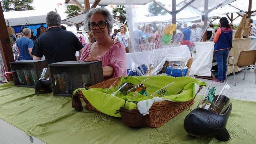 Elena Noval, en su puesto de vasos de sidra decorados.