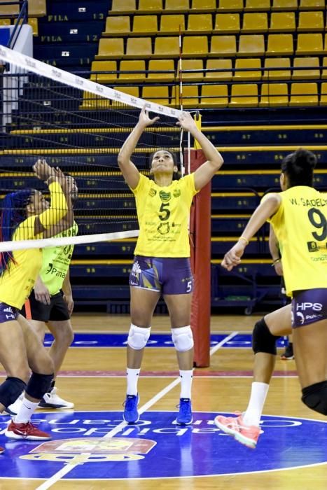 25-02-20 DEPORTES. CENTRO INSULAR DE LOS DEPORTES. LAS PALMAS DE GRAN CANARIA. Entrenamiento y foto de grupo del equipo femenino de volleyball IBSA 7 Palmas.    Fotos: Juan Castro.  | 25/02/2020 | Fotógrafo: Juan Carlos Castro