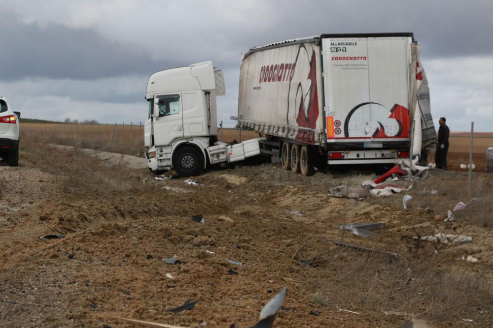 Accidente de dos camiones en la A-66, Zamora