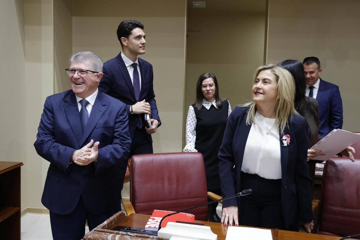 El portavoz y la portavoz adjunta del Grupo Parlamentario Socialista, José Vélez y Carmina Fernández, respectivamente.