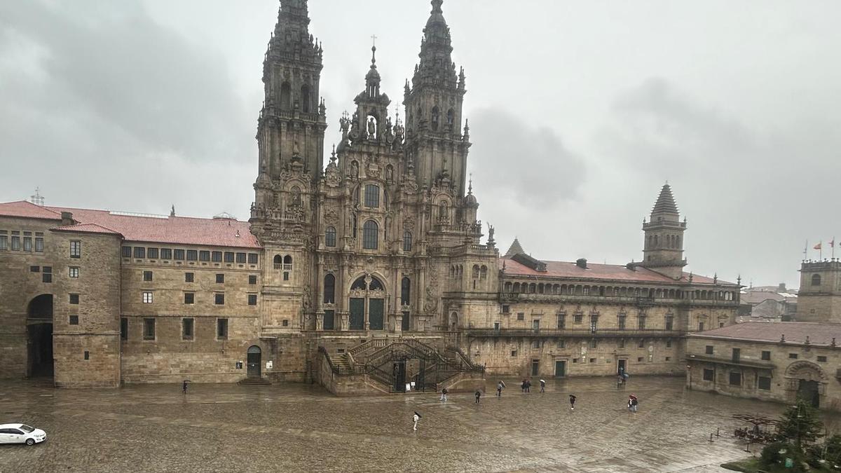 Vista da fachada da Catedral na Praza do Obradoiro fotografada polo edil José Ramón de la Fuente