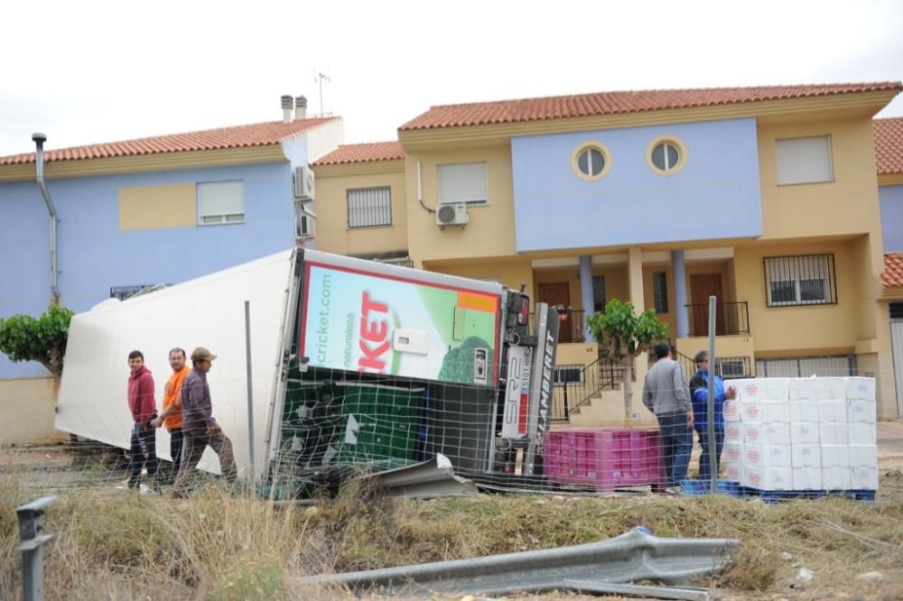 Un tráiler se estrella contra una casa en Librilla