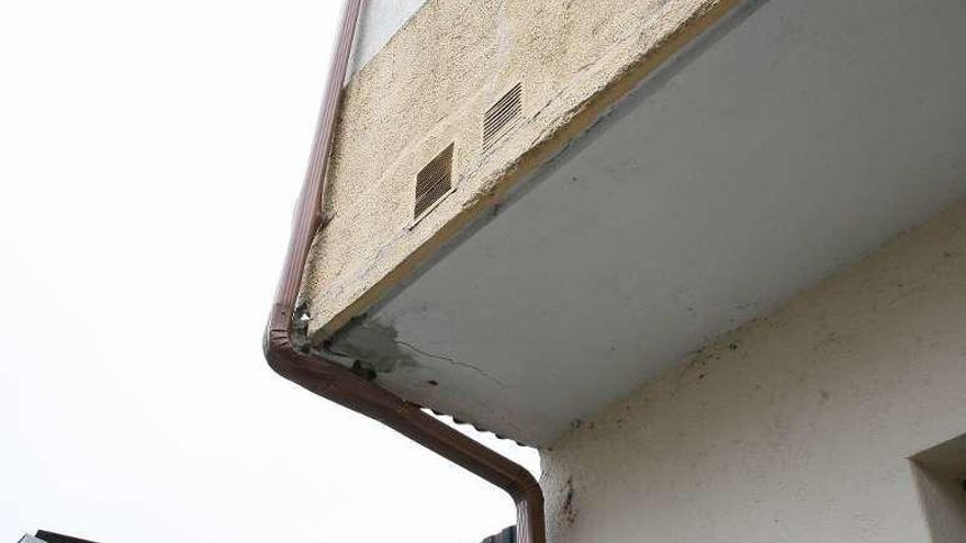 Los daños causados en el canalón de la fachada de la casa. // Bernabé