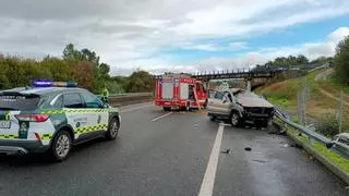 Dos evacuados, uno de ellos en helicóptero, tras volcar su coche en A Merca