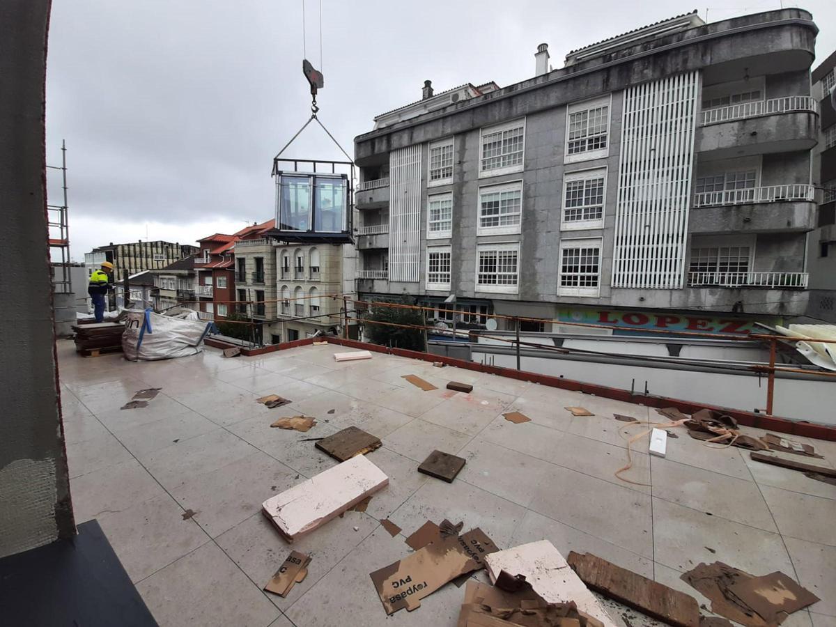 Una vista desde la nueva terraza de la biblioteca, en un momento en el que se descargan las nuevas ventanas.