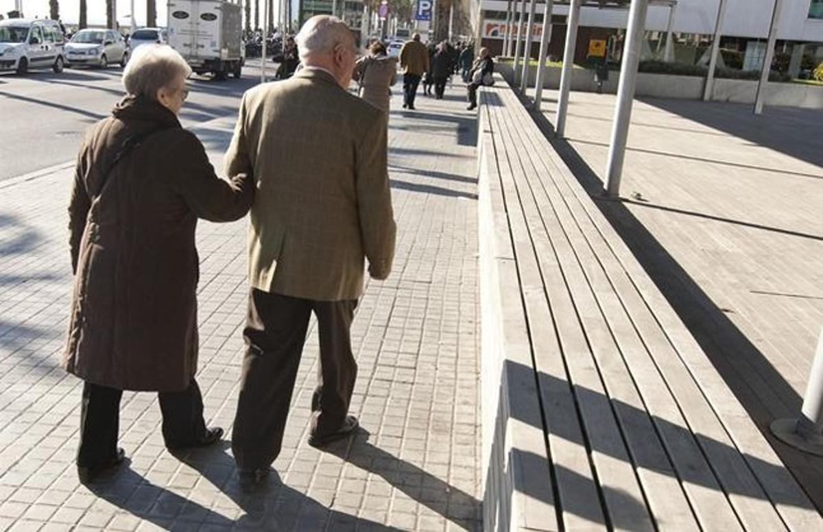 Dos avis passegen per Barcelona, el gener passat. Dos avis passegen per Barcelona, el gener passat.