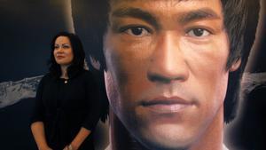 Shannon Lee  daughter of the late Kung Fu legend Bruce Lee  poses in front of a portrait of her father at the Hong Kong Heritage Museum  before the start of a five-year exhibition on Lee  July 18  2013  Late kung fu superstar Bruce Lee may be an international icon  but he is still not the complete local hero in Hong Kong  Fans are marking his death 40 years ago this weekend with art gallery shows  exhibitions and even street graffiti but some people are urging Hong Kong s government to do more to honour the former British colony s biggest star  REUTERS Bobby Yip  CHINA - Tags  ENTERTAINMENT ANNIVERSARY