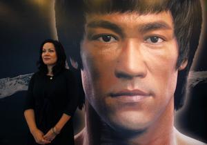 Shannon Lee  daughter of the late Kung Fu legend Bruce Lee  poses in front of a portrait of her father at the Hong Kong Heritage Museum  before the start of a five-year exhibition on Lee  July 18  2013  Late kung fu superstar Bruce Lee may be an international icon  but he is still not the complete local hero in Hong Kong  Fans are marking his death 40 years ago this weekend with art gallery shows  exhibitions and even street graffiti but some people are urging Hong Kong s government to do more to honour the former British colony s biggest star  REUTERS Bobby Yip  CHINA - Tags  ENTERTAINMENT ANNIVERSARY