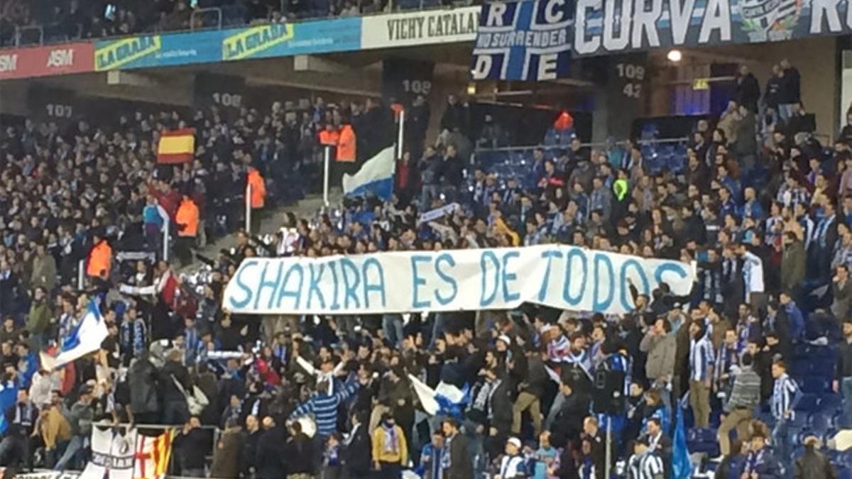 Una de las pancartas dedicadas a Shakira en el Power8 Stadium durante el Espanyol-Barça de la Copa 2015/16
