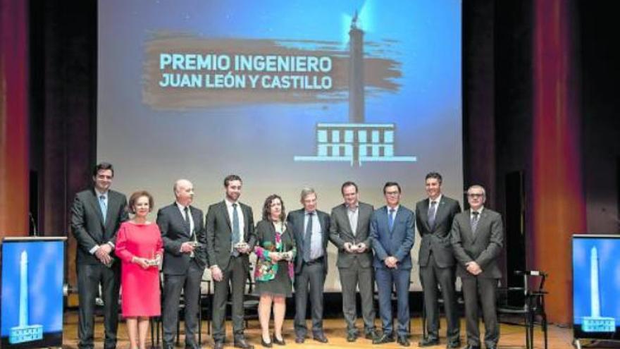 Galardonados y distinguidos con las autoridades en la gala del Premio Ingeniero Juan León y Castillo.