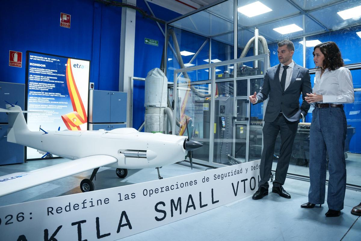 La presidenta de la Comunidad de Madrid, Isabel Díaz Ayuso, y el director de Operación de Etrair, Rafael García, en una visita a la empresa.