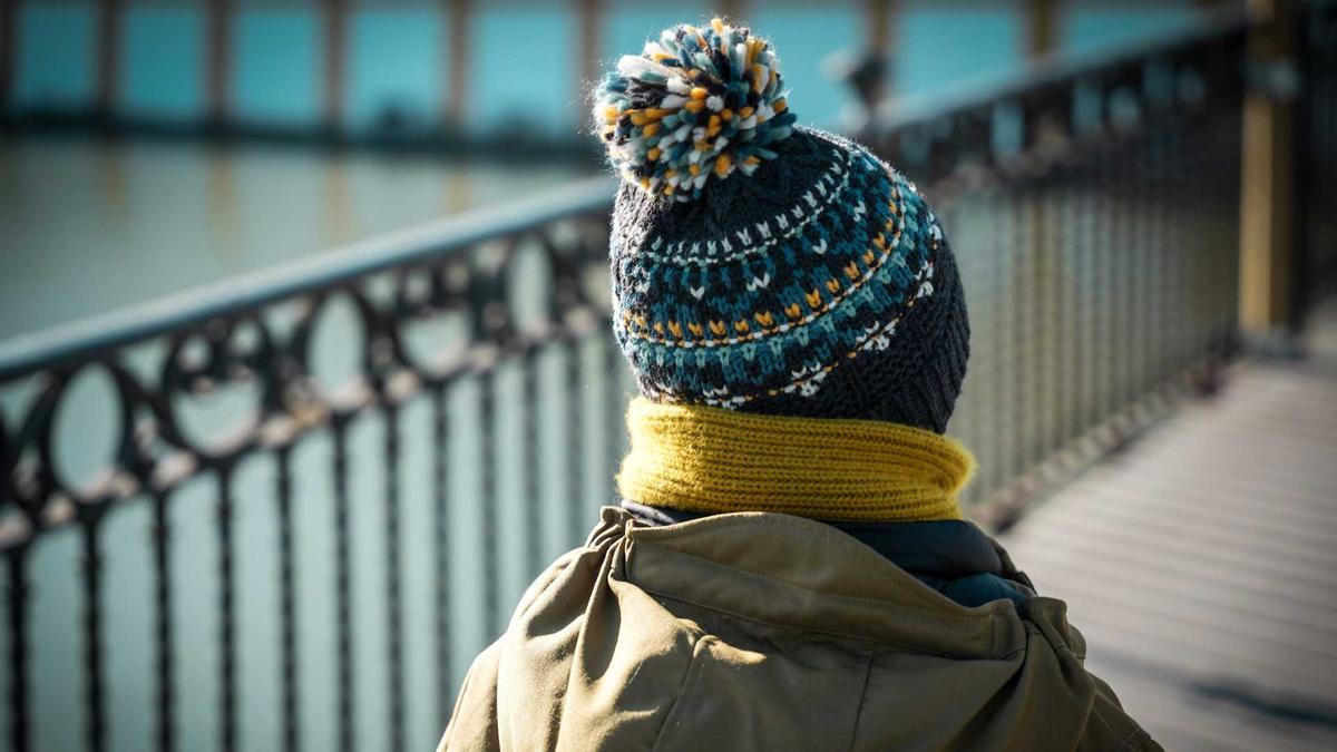 Un infant, abrigat amb gorro i bufanda a causa de la fred, en una imatge d'arxiu.