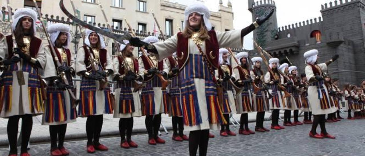 Las mujeres de la Filà Marrakesch protagonizaron el desfile de la Segunda Diana en 2013.