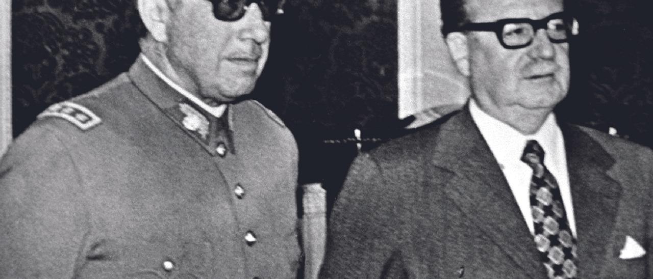 El general Augusto Pinochet y el presidente Salvador Allende, en el Palacio de la Moneda en una imagen de archivo sin datar.