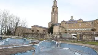 VIDEO: La lluvia de los últimos días complica la retirada de lodo de las piscinas de la Laboral