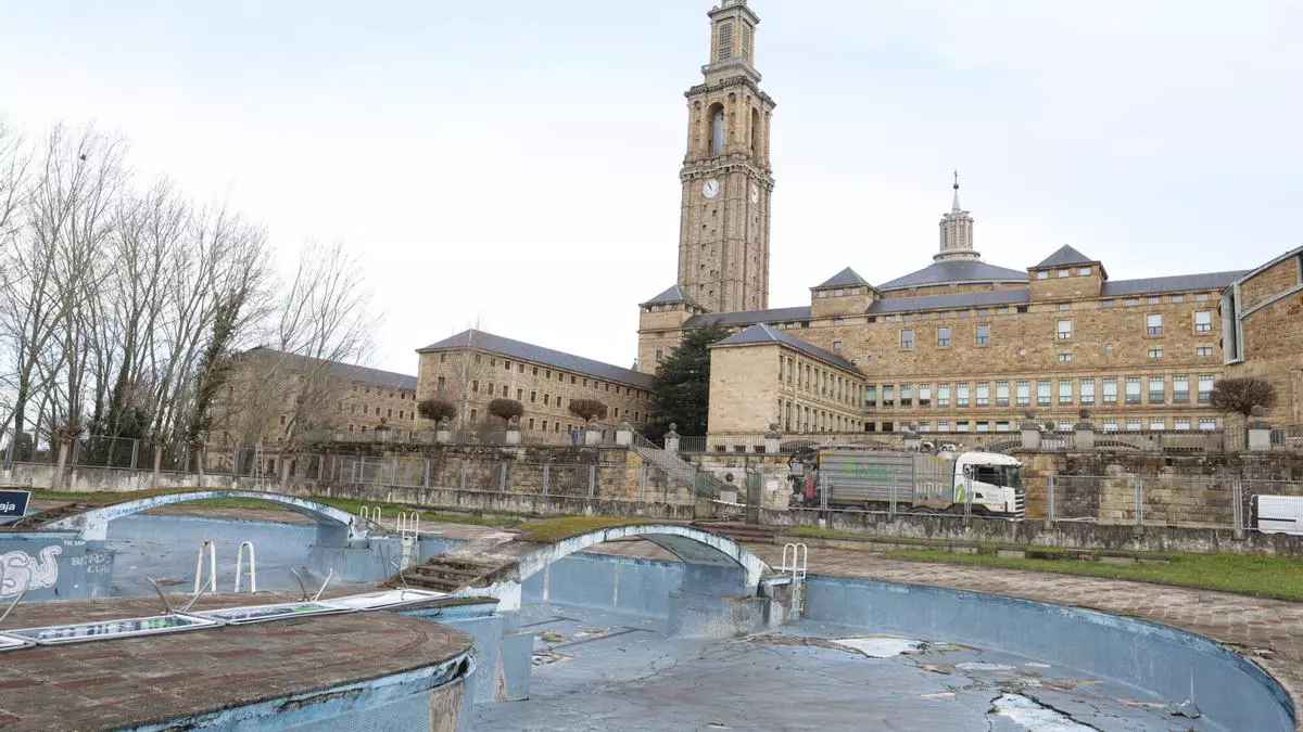 VIDEO: La lluvia de los últimos días complica la retirada de lodo de las piscinas de la Laboral