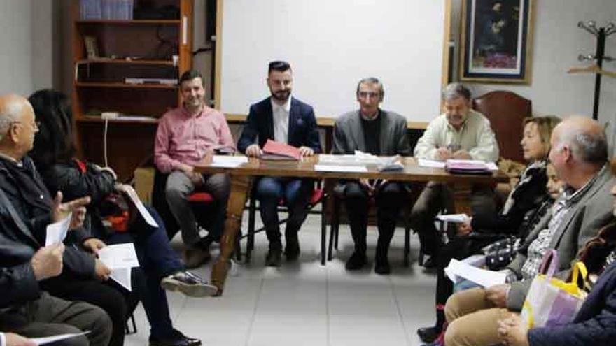 La asamblea, en el salón parroquial.