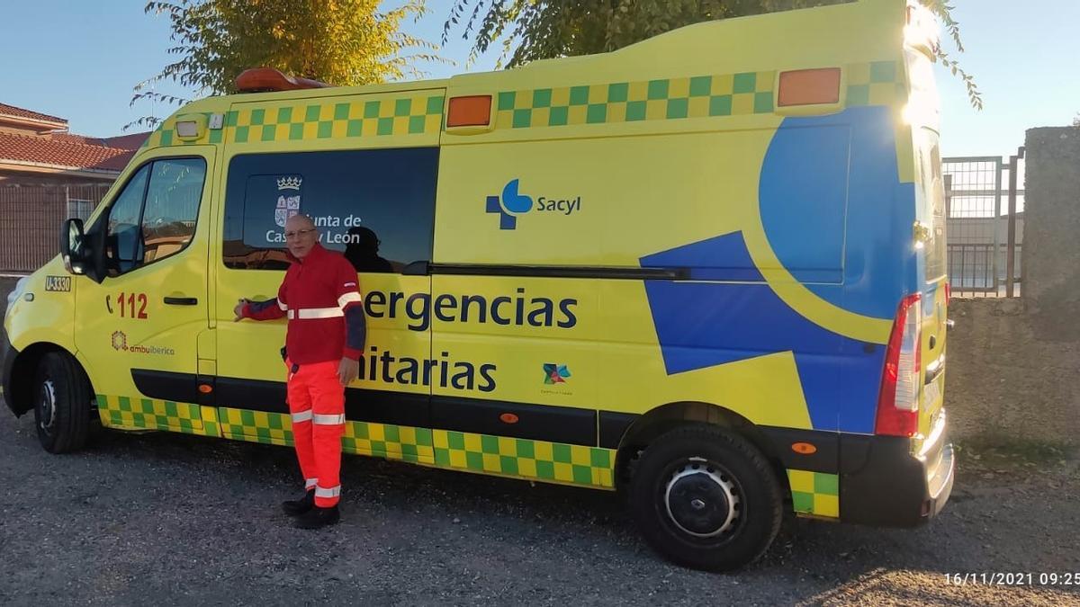 Manuel Anjo Pires, junto a la ambulancia que ha conducido durante los últimos años.