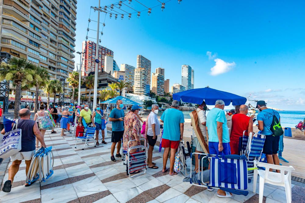 Colas de acceso a la playa el primer día de puesta en marcha del sistema de reservas de parcelas.