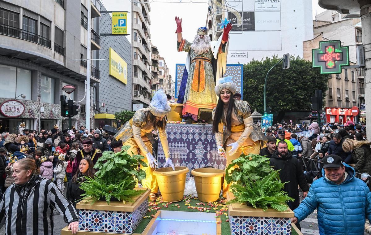 Los Reyes Magos recorren las calles de Elche a pesar de la amenaza de lluvia