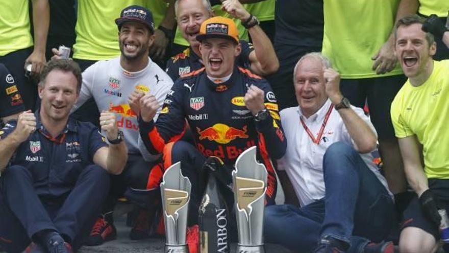 Verstappen celebra con todo el equipo de Toro Rosso la victoria en el Gran Premio de Malasia.