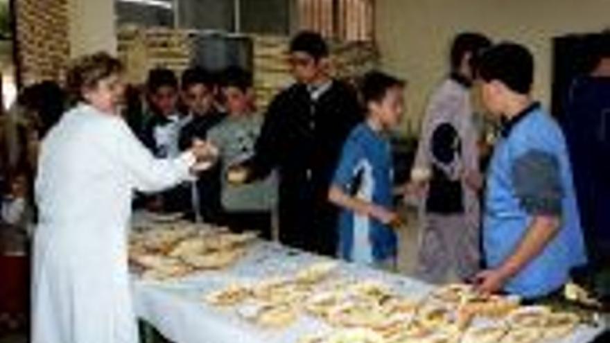 Alumnos del Almanzoraprenden a comer sanoy practican en el recreo