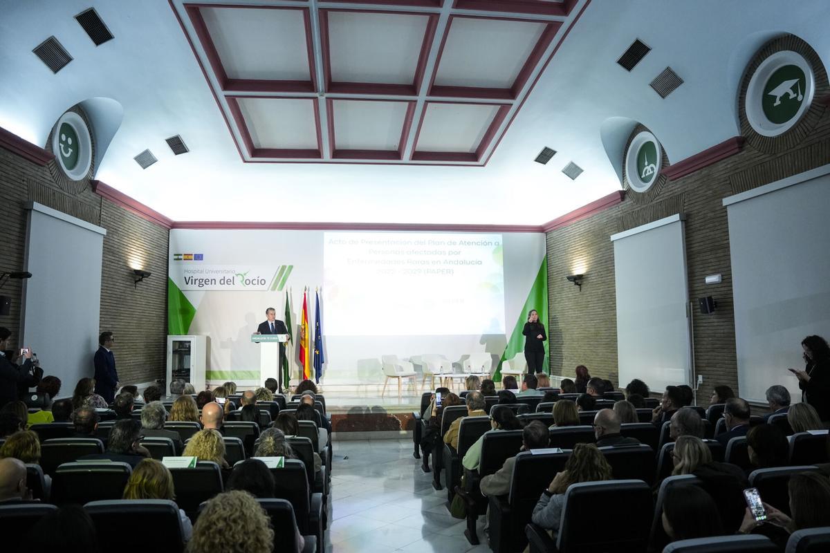 El consejero de Sanidad, Presidencia, y Emergencias de la Junta de Andalucía, Antonio Sanz, durante la presentación del Plan de Atención a Personas Afectadas por Enfermedades Raras de Andalucía en el Hospital Universitario Virgen del Rocio, a 30 de enero de 2026 en Sevilla (Andalucía, España). El presidente de la Junta de Andalucía, Juanma Moreno, ha intervenido en la presentación del Plan de Atención a Personas Afectadas por Enfermedades Raras de Andalucía (Paper). Previamente, el consejero de Sanidad, Presidencia y Emergencias, Antonio Sanz, y el coordinador del plan, Javier Blasco Alonso, han expuesto las líneas básicas del mismo. 30 ENERO 2026 Joaquín Corchero / Europa Press 30/01/2026. Juanma Moreno;Antonio Sanz;Javier Blasco Alonso;Antonio Sanz;;Joaquín Corchero