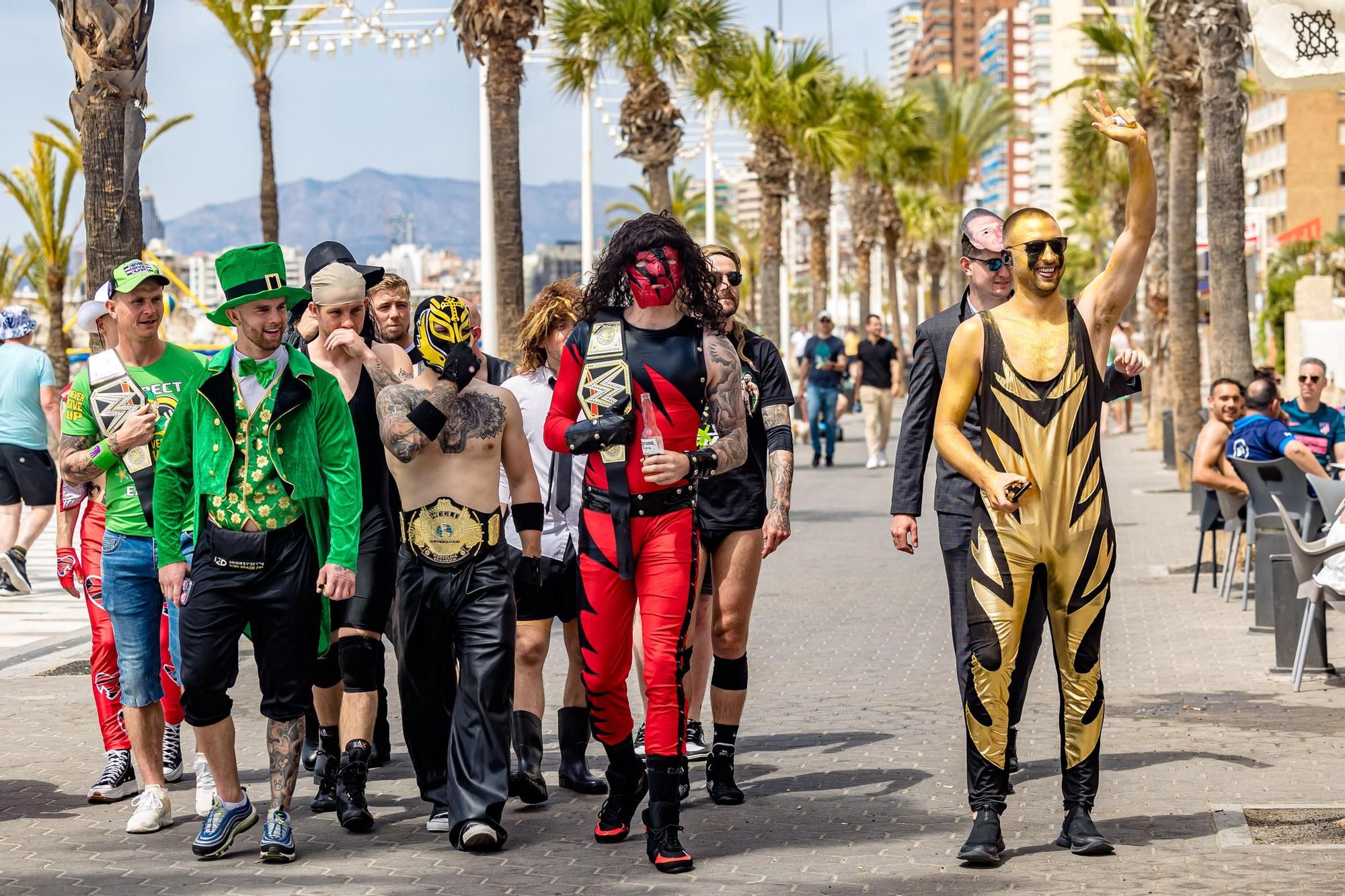 Las calles y terrazas de Benidorm llenas para celebrar la coronación de Carlos III