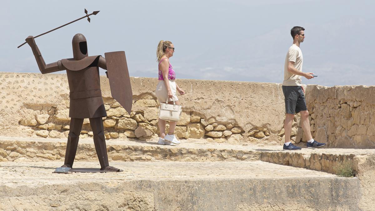 Turistas pasean por el castillo de Santa Bárbara, en una imagen de este verano