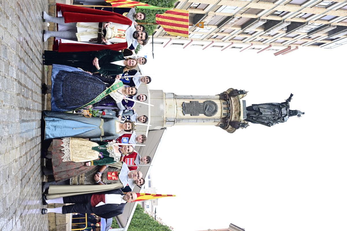 Galería de imágenes: La Germandat dels Cavallers de la Conquesta desafía a la lluvia para homenajear al monarca