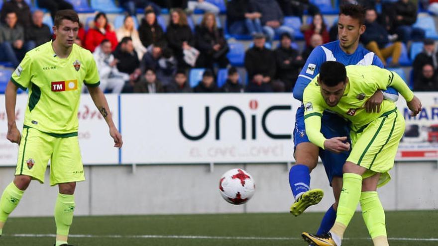 Zotko, a la izquierda, durante el partido del domingo en Badalona