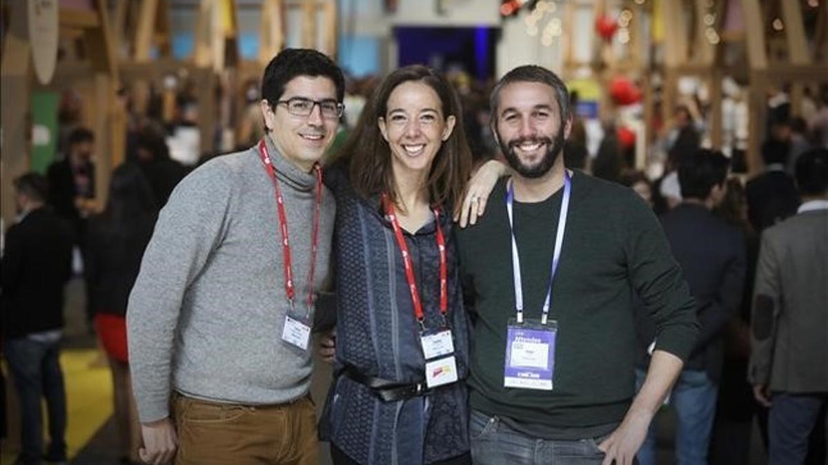 Ferran Nogue  Carlota Amoros y Oriol Vila  de HolaLuz